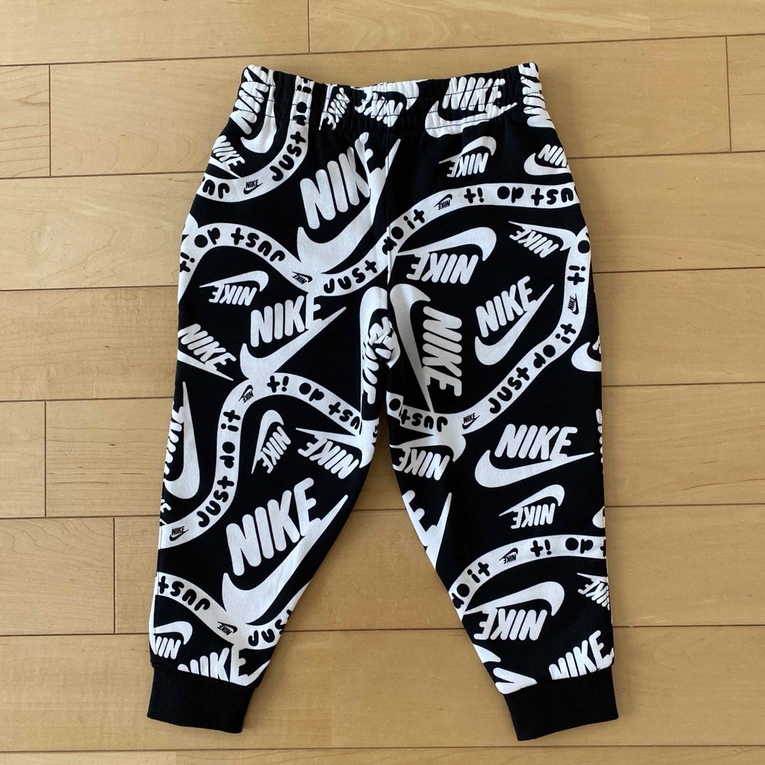 NIKE(ナイキ)の新品　ナイキ　パンツ　長ズボン　スウェット　ブラック　100  裏起毛　ボーイズ キッズ/ベビー/マタニティのキッズ服男の子用(90cm~)(パンツ/スパッツ)の商品写真