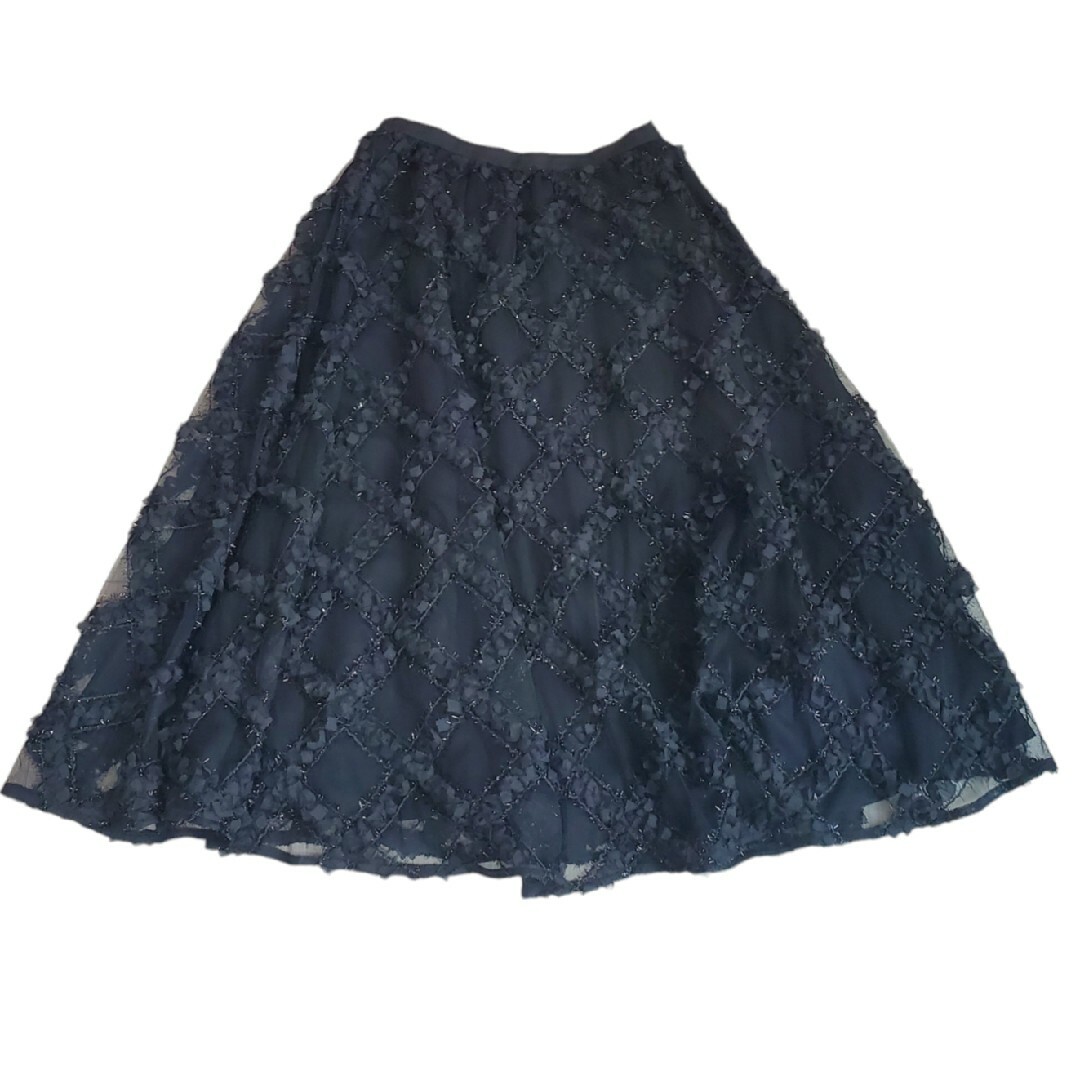 Chesty(チェスティ)の新品同様 チェスティ チュール刺繍スカート フレア ミモレ丈 ラメ ブラック レディースのスカート(ひざ丈スカート)の商品写真