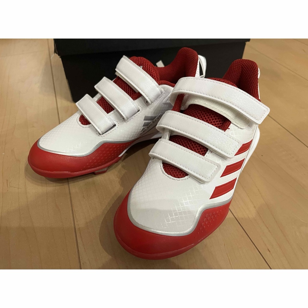 adidas(アディダス)のadidasスパイク　白×赤　少年野球　21.0cm スポーツ/アウトドアの野球(シューズ)の商品写真