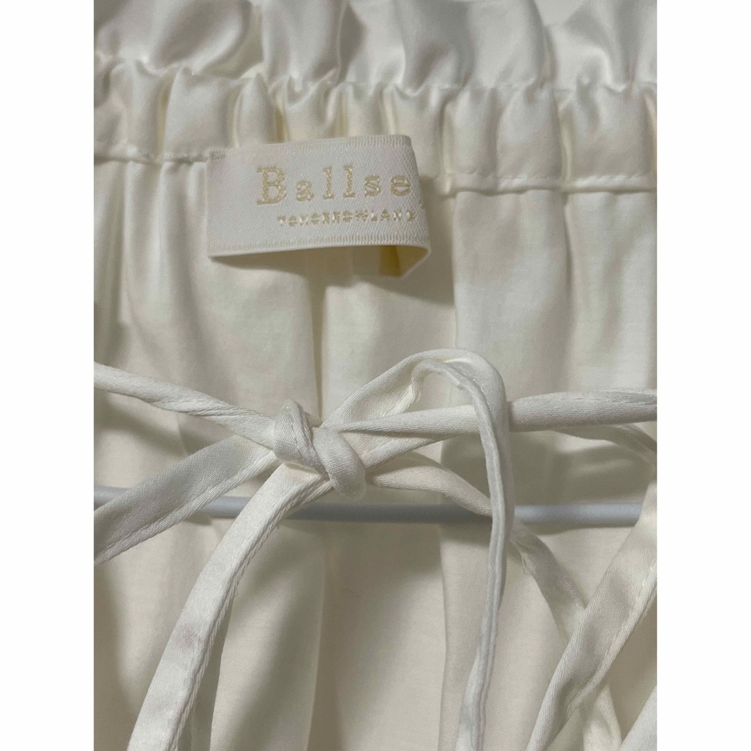 Ballsey(ボールジィ)のBALLSEY ハイカウントサテン フリルネックブラウス レディースのトップス(シャツ/ブラウス(長袖/七分))の商品写真