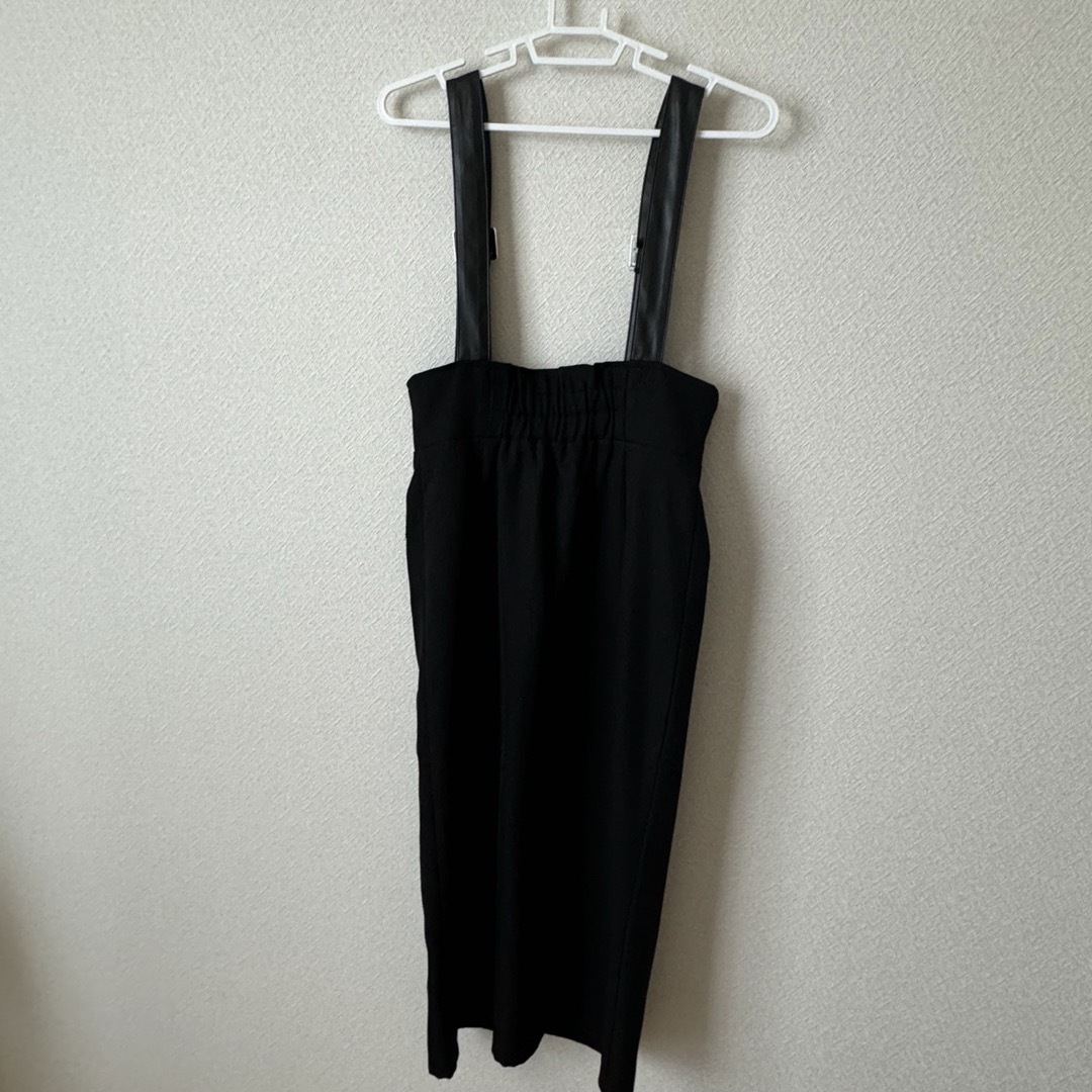 ジャンパースカート　フェイクレザー　ブラック レディースのワンピース(ひざ丈ワンピース)の商品写真