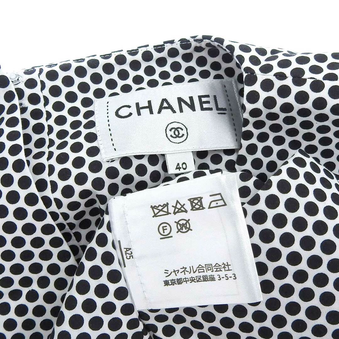 CHANEL(シャネル)のシャネル ココマーク ドット バック ボタン カットソー P60228V45713 レディース ホワイト ブラック CHANEL [美品] 【中古】 【アパレル・小物】 レディースのトップス(カットソー(半袖/袖なし))の商品写真