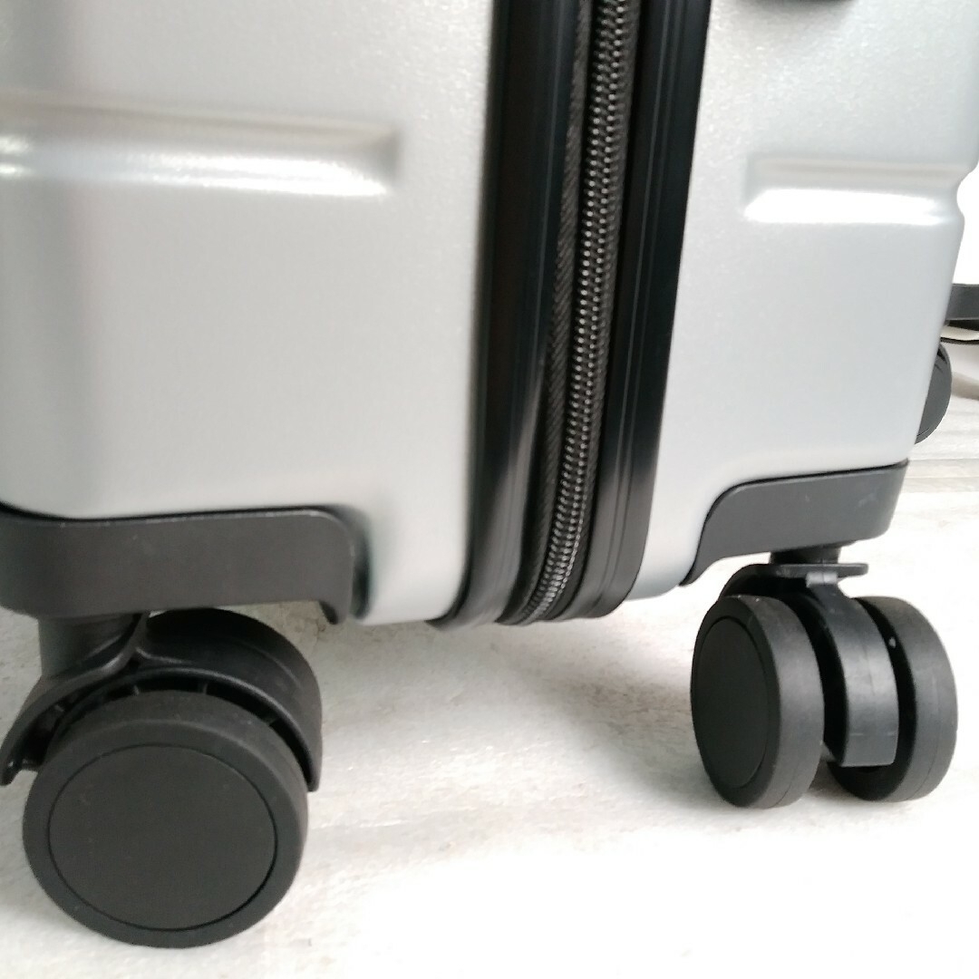 ス32　Sサイズ　シルバー　スーツケース　キャリーケース　在庫処分 レディースのバッグ(スーツケース/キャリーバッグ)の商品写真