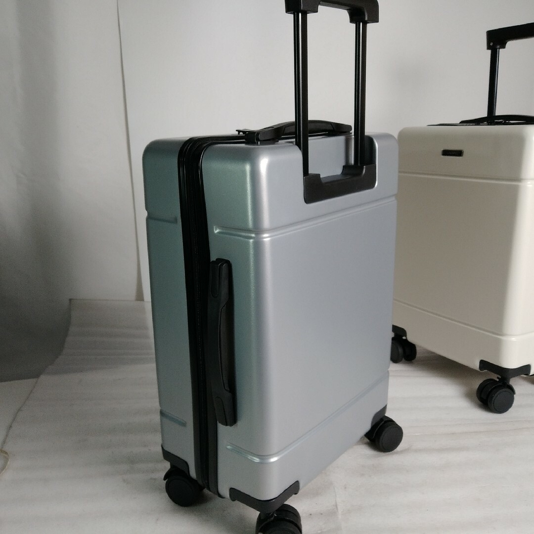 ス32　Sサイズ　シルバー　スーツケース　キャリーケース　在庫処分 レディースのバッグ(スーツケース/キャリーバッグ)の商品写真