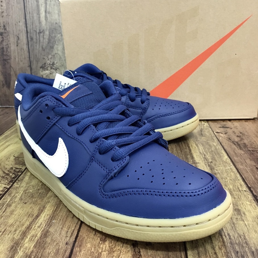 NIKE(ナイキ)のNIKE SB DUNK LOW PRO NAVY GUM ナイキ エスビー ダンク ロー プロ ネイビーガム【7304-004】 メンズの靴/シューズ(スニーカー)の商品写真