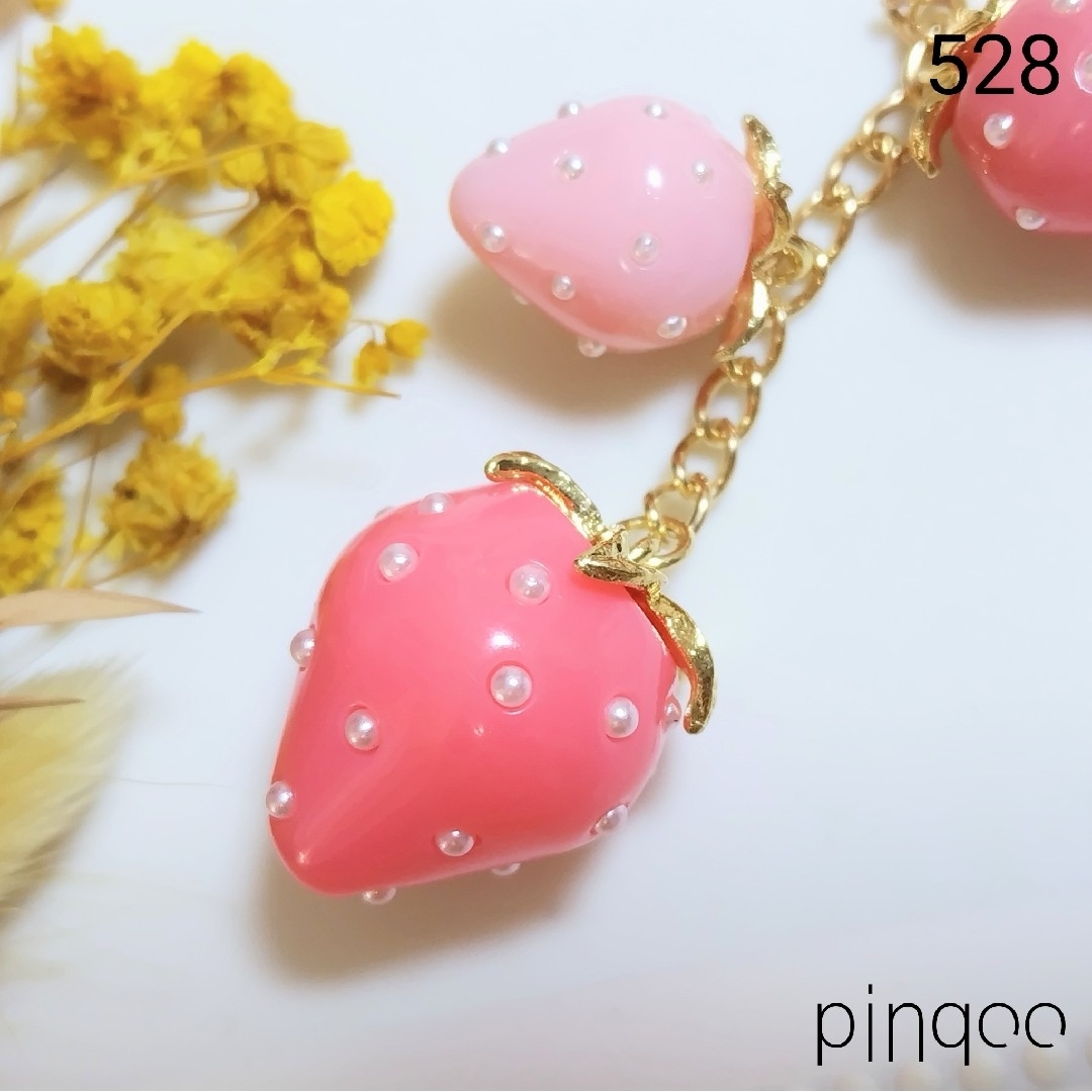 No.528【pinqoo】イチゴの３連チャーム ハンドメイドのファッション小物(バッグチャーム)の商品写真