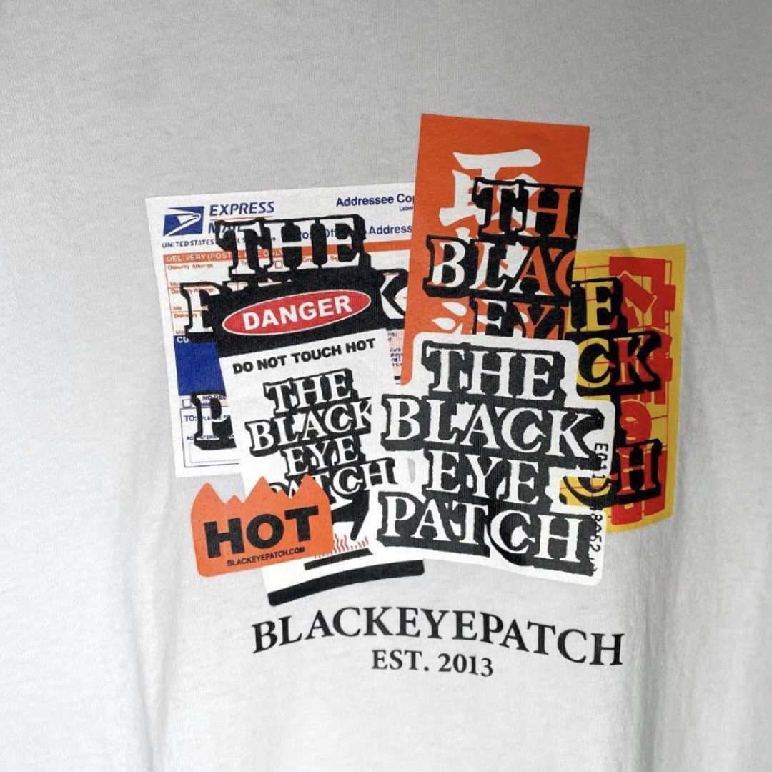 【新品・ タグ付き】ブラックアイパッチ ロゴ満載 Tシャツ 入手困難 即完売品 メンズのトップス(Tシャツ/カットソー(半袖/袖なし))の商品写真