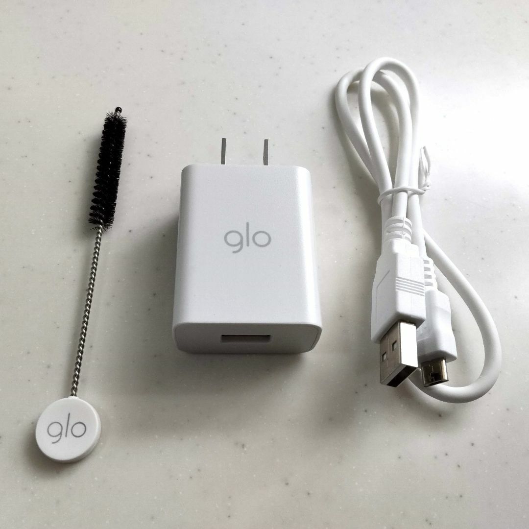 glo(グロー)の未使用　glo　ACアダプター　USBケーブル　クリーニングブラシ メンズのファッション小物(タバコグッズ)の商品写真