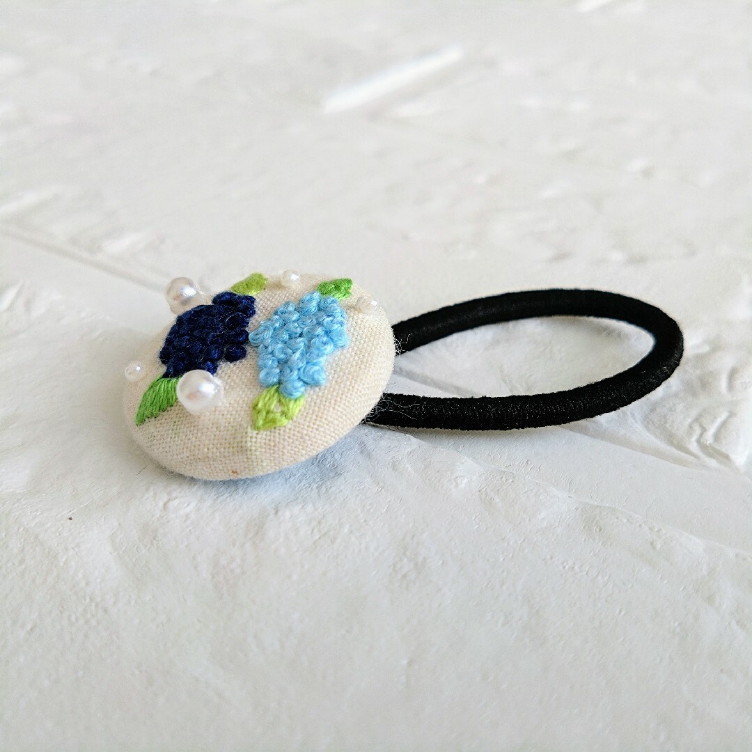 ハンドメイド　ヘアゴム　刺繍　くるみボタン　ブルー系　紫陽花　あじさい　パール ハンドメイドのアクセサリー(ヘアアクセサリー)の商品写真