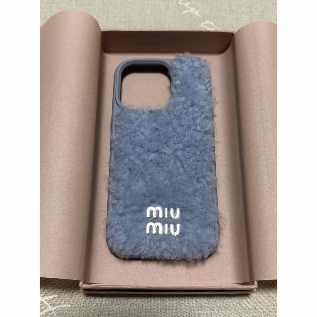 miumiu(ミュウミュウ)のMIUMIU ミュウミュウ シアリングiPhone14Pro カバー ケース スマホ/家電/カメラのスマホアクセサリー(iPhoneケース)の商品写真