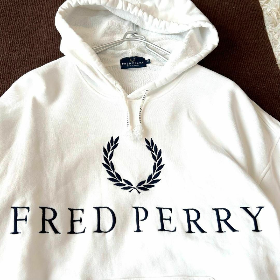 FRED PERRY(フレッドペリー)のフレッドペリー 刺繍ロゴパーカー スウェット フード ホワイト M メンズのトップス(パーカー)の商品写真