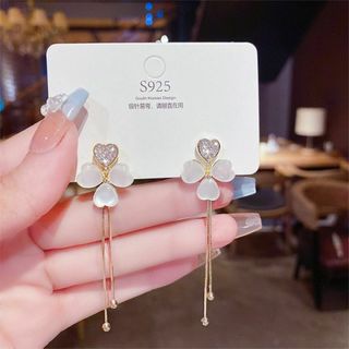 【ゴールド】花びらピアス　2way 揺れるピアス　ピアス　花ピアス(ピアス)