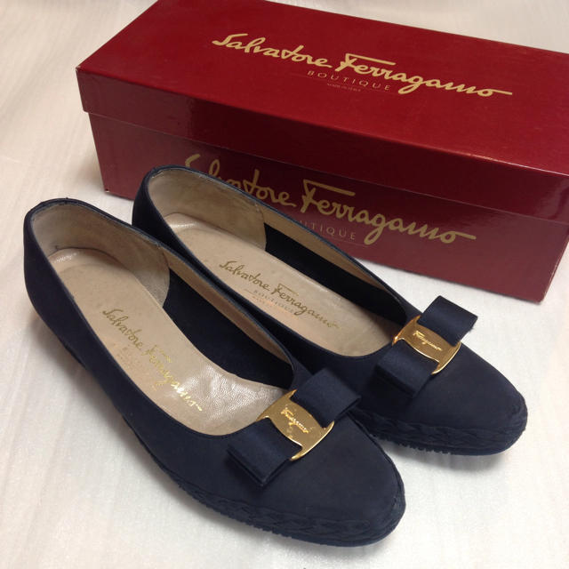 Ferragamo(フェラガモ)のフェラガモ☆フラットシューズ ネイビー レディースの靴/シューズ(ローファー/革靴)の商品写真