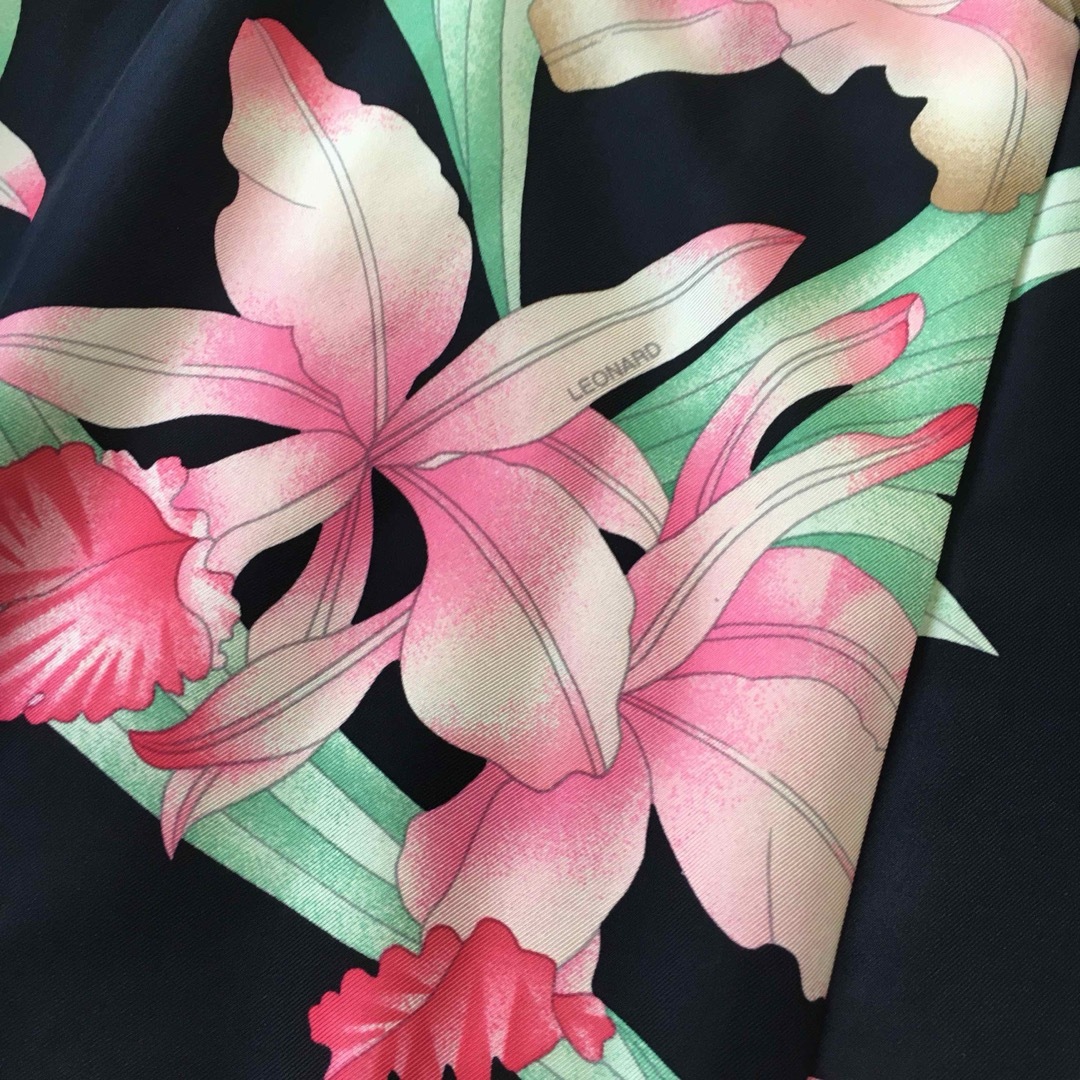 LEONARD(レオナール)の新品同様　近年　LEONARD レオナール　美しい花柄　シルク　コート　アウター レディースのジャケット/アウター(その他)の商品写真
