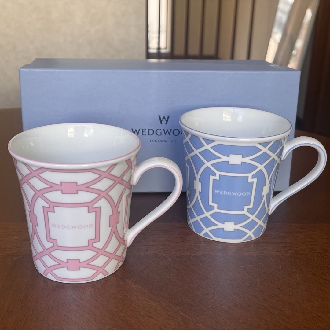 WEDGWOOD(ウェッジウッド)の【美品】ウェッジウッド★アイコンデルフィ★マグカップ　ペア インテリア/住まい/日用品のキッチン/食器(グラス/カップ)の商品写真