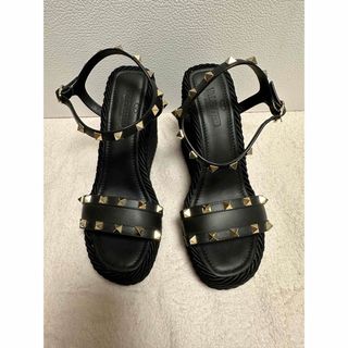 ヴァレンティノ(VALENTINO)の【美品】ウェッジヒール　ロックサンダル　スタッズ(サンダル)