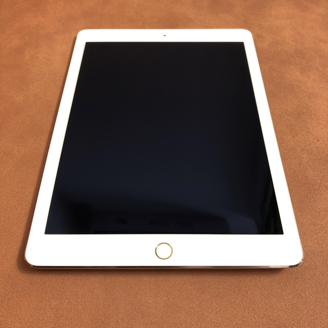 iPad(アイパッド)の比較的綺麗 iPad Air2 第2世代 32GB au A1567 スマホ/家電/カメラのPC/タブレット(タブレット)の商品写真