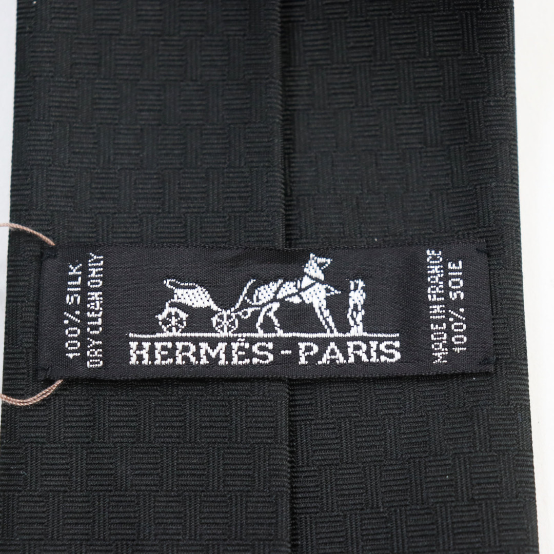 Hermes(エルメス)の未使用品 HERMES エルメス 428765T02 シルク100％ H柄・織柄 ダイス・サイコロ刺繍 ネクタイ ブラック 箱付き イタリア製 メンズ メンズのファッション小物(ネクタイ)の商品写真