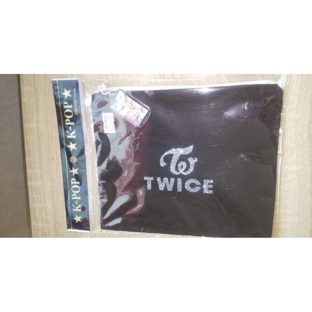 TWICE(トゥワイス)のトゥワイス TWICE K-POP グッズ ポーチ ブラック エンタメ/ホビーのタレントグッズ(アイドルグッズ)の商品写真