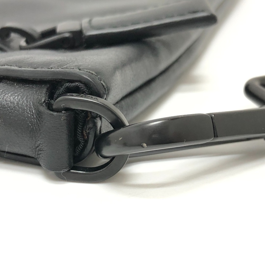 PRADA(プラダ)のプラダ PRADA トライアングルロゴ ストラップ付 カバン クラッチバッグ ブラック メンズのバッグ(セカンドバッグ/クラッチバッグ)の商品写真