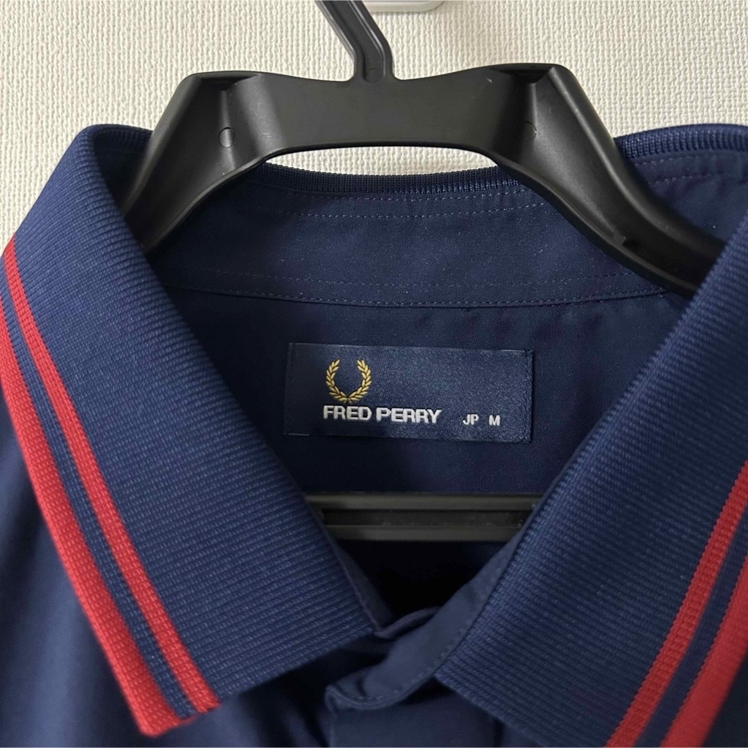 FRED PERRY(フレッドペリー)の新品　完売品　FRED PERRY 長袖シャツ　ダブルライン　襟ポロ　月桂樹　M メンズのトップス(シャツ)の商品写真