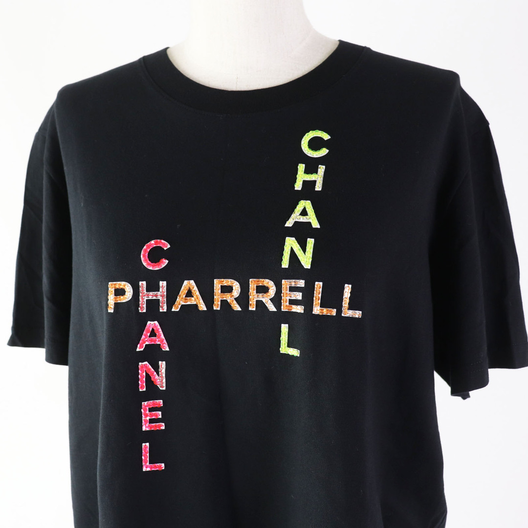 CHANEL(シャネル)の極美品 CHANEL シャネル ファレル・ウィリアムス 19SS P61052 スパンコールロゴ 半袖Ｔシャツ ブラック マルチ M イタリア製 正規品 レディース レディースのトップス(Tシャツ(半袖/袖なし))の商品写真