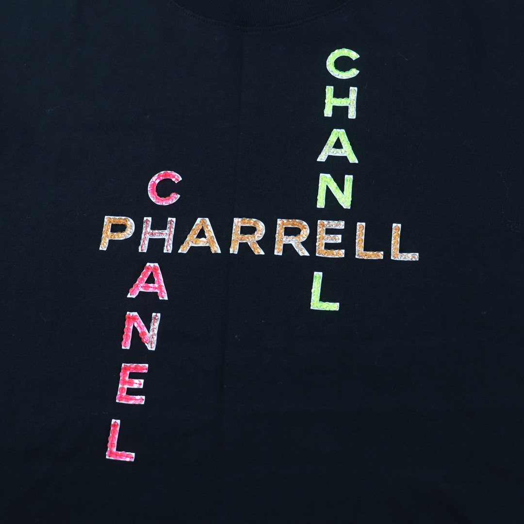 CHANEL(シャネル)の極美品 CHANEL シャネル ファレル・ウィリアムス 19SS P61052 スパンコールロゴ 半袖Ｔシャツ ブラック マルチ M イタリア製 正規品 レディース レディースのトップス(Tシャツ(半袖/袖なし))の商品写真