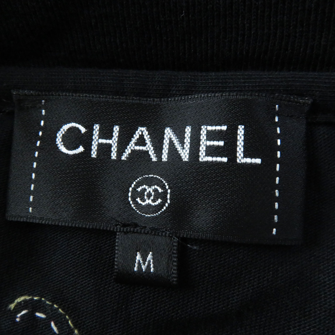 CHANEL(シャネル)の極美品 CHANEL シャネル ファレル・ウィリアムス 19SS P61052 スパンコールロゴ 半袖Ｔシャツ ブラック マルチ M イタリア製 正規品 レディース レディースのトップス(Tシャツ(半袖/袖なし))の商品写真