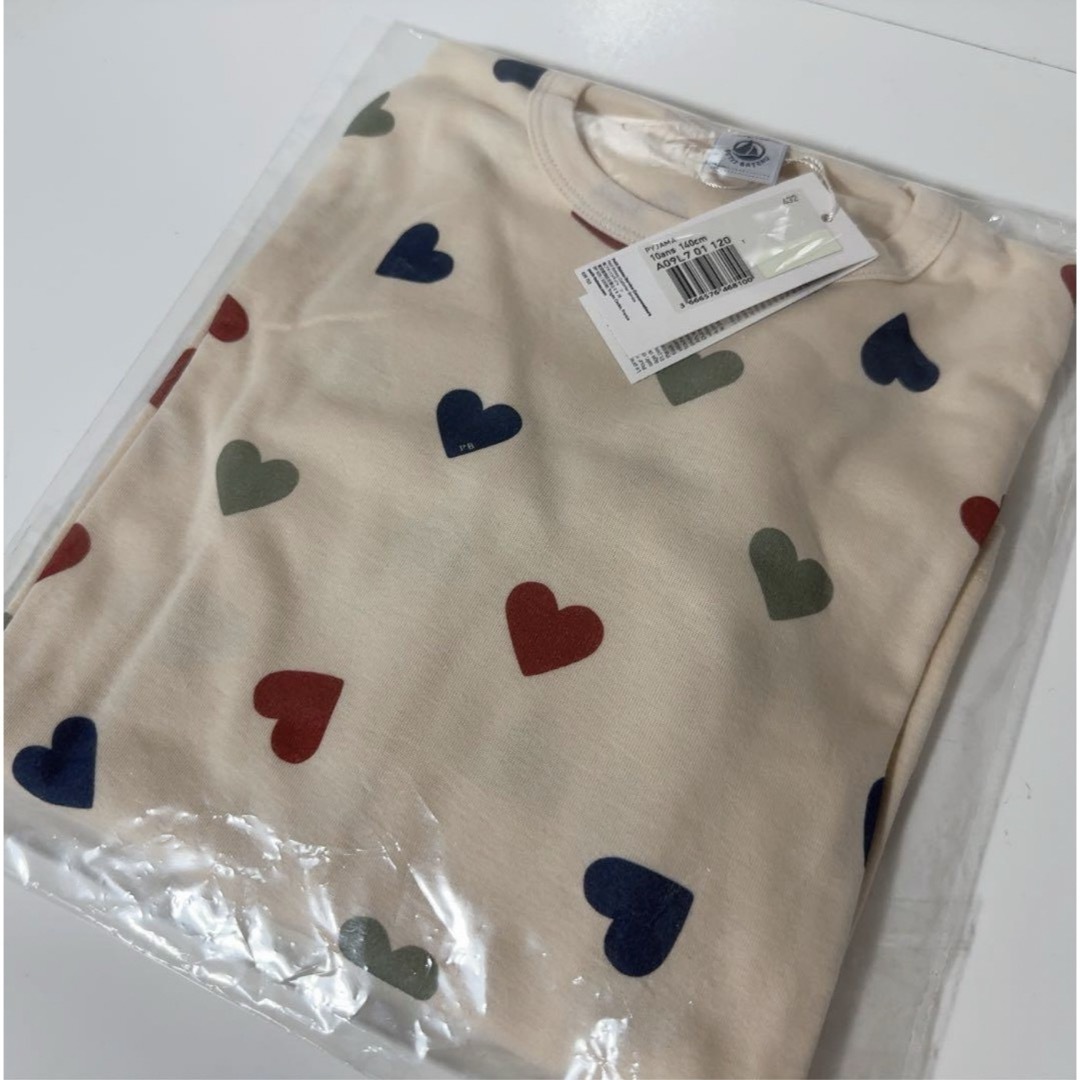 PETIT BATEAU(プチバトー)の【新品未使用】petit bateau 長袖パジャマ ハート 10y 24ss キッズ/ベビー/マタニティのキッズ服女の子用(90cm~)(パジャマ)の商品写真