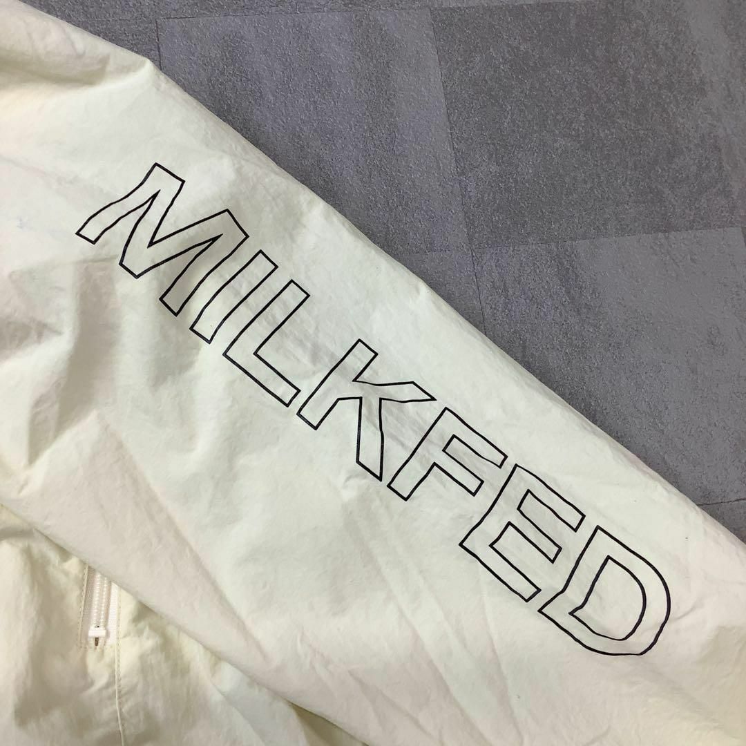 MILKFED.(ミルクフェド)のMILKFED. サイドロゴ ジップアップ ナイロン パーカー オフホワイト レディースのジャケット/アウター(その他)の商品写真