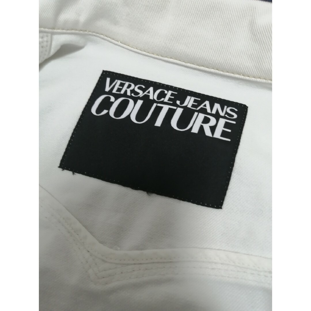 VERSACE(ヴェルサーチ)の★新品・メンズ★【Versace Jeans Couture】白　金装飾　48 メンズのジャケット/アウター(Gジャン/デニムジャケット)の商品写真