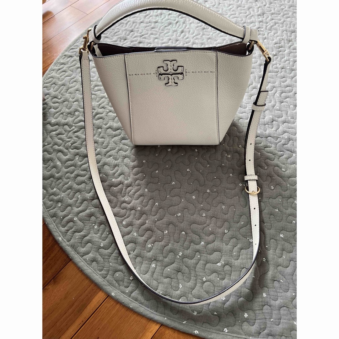 Tory Burch(トリーバーチ)のトリーバーチ☆2wayバケットバッグ☆ホワイト レディースのバッグ(ショルダーバッグ)の商品写真