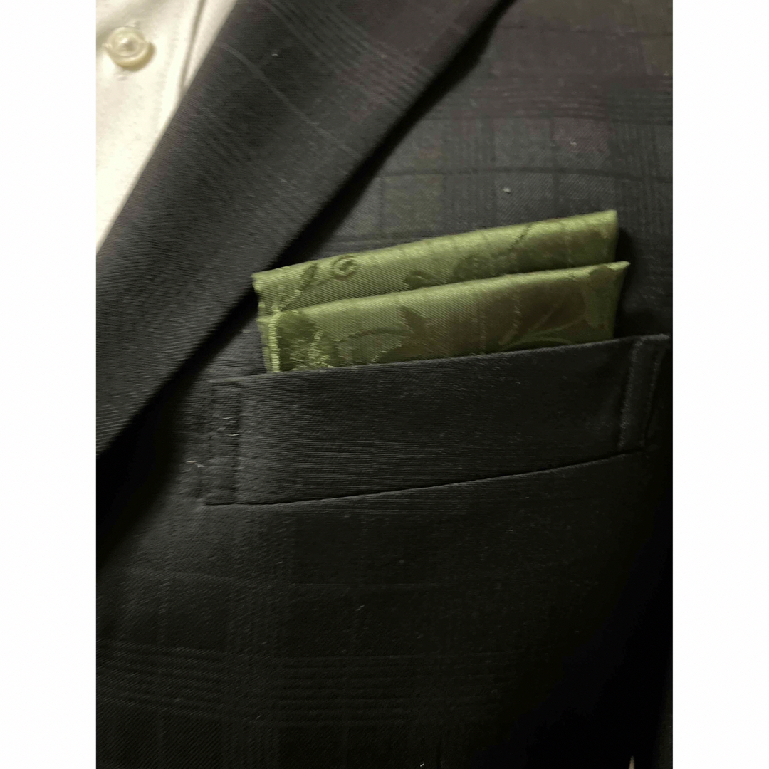 メンズポケットチーフ　花柄　グリーン　右肩上がり　傾斜あり　ダブル メンズのファッション小物(ハンカチ/ポケットチーフ)の商品写真