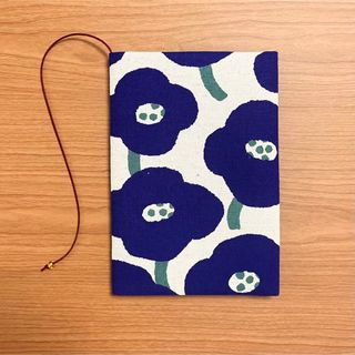 《 四六判》ブックカバー  ハンドメイド 青いお花(ブックカバー)