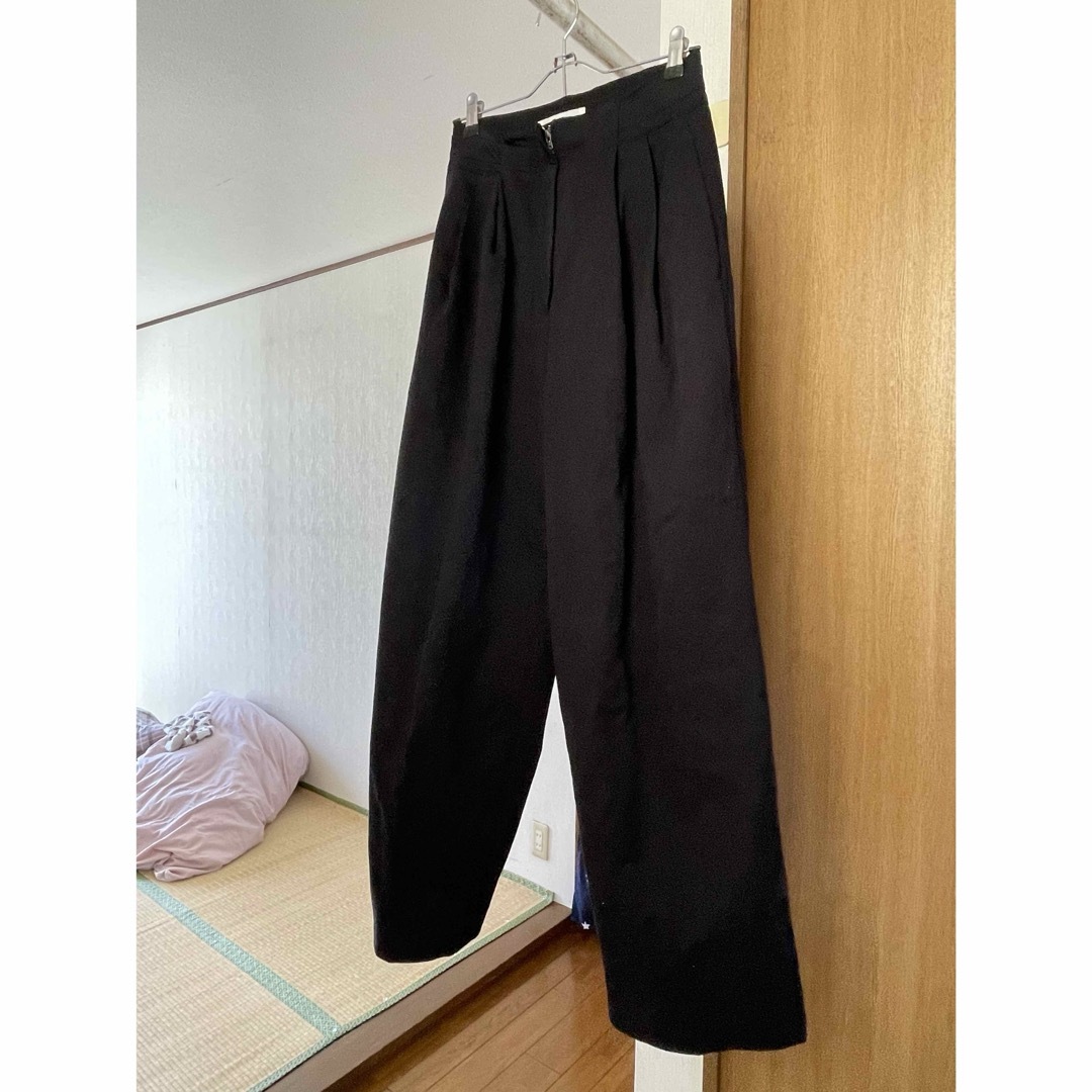 TODAYFUL(トゥデイフル)のPeachskin Tuck Trousers レディースのパンツ(カジュアルパンツ)の商品写真