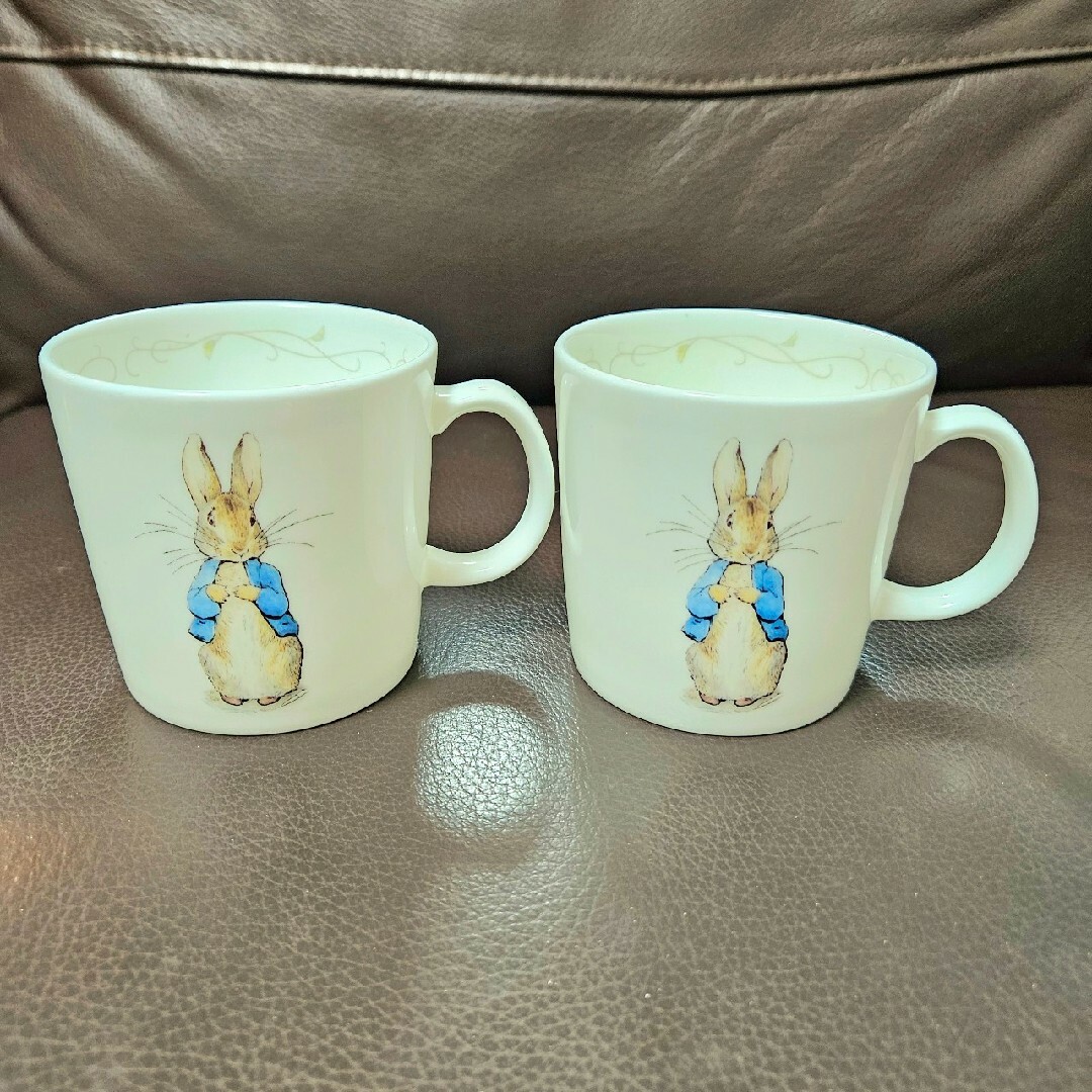 PETER RABBIT（TM）(ピーターラビット)の【美品】ピーターラビット　ペア　マグカップ インテリア/住まい/日用品のキッチン/食器(グラス/カップ)の商品写真