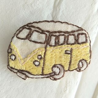 ハンドメイド　ブローチ　ワーゲンバス　車　刺繍ブローチ(コサージュ/ブローチ)