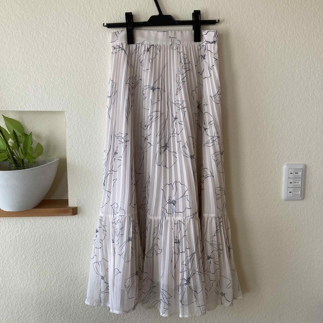 JUSGLITTY(ジャスグリッティー)のジャスグリッティ⭐︎ラインフラワープリーツスカート レディースのスカート(ひざ丈スカート)の商品写真