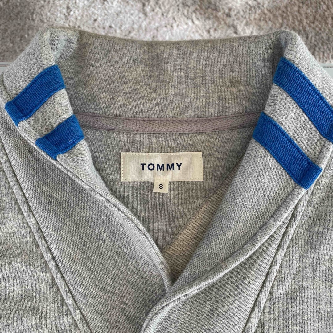 TOMMY HILFIGER(トミーヒルフィガー)の表参道店購入★ TOMMY トミー　カレッジロゴスウェット　襟付き　グレー メンズのトップス(スウェット)の商品写真