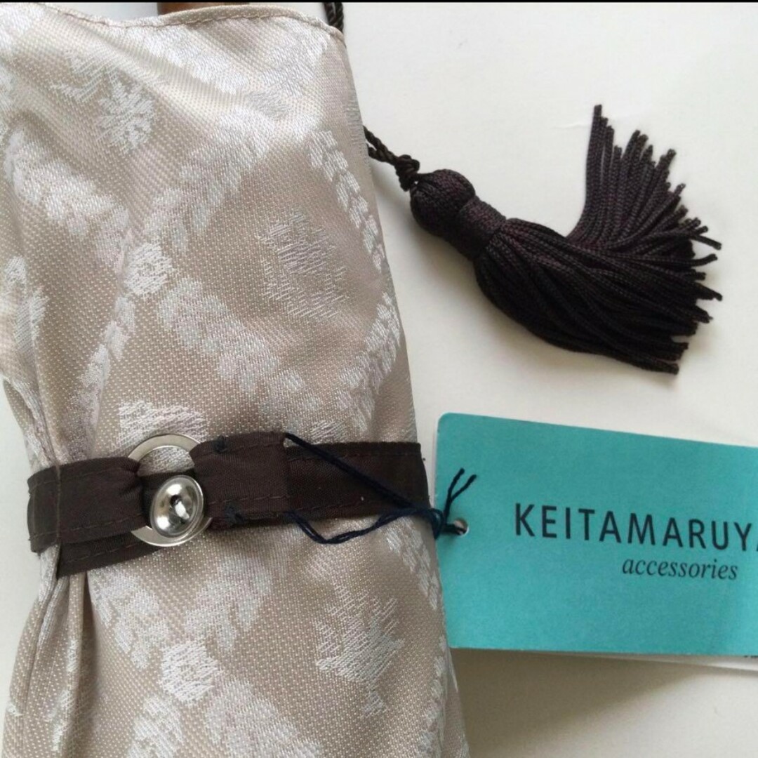 KEITA MARUYAMA TOKYO PARIS(ケイタマルヤマ)のベージュ折りたたみ雨傘 タッセル付き KEITA MARUYAMA レディースのファッション小物(傘)の商品写真