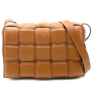 ボッテガヴェネタ(Bottega Veneta)の【在庫一掃】BOTTEGAVENETA ボッテガヴェネタ ショルダーバッグ パデットカセットクラシック イントレチャート マキシ 肩掛け 斜め掛け ブラウン 茶 レザー 鞄 かばん 591970VCQR19850 ラムスキン    キャラメル ゴールド金具 レディース【中古品】(ショルダーバッグ)