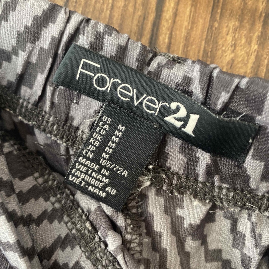 FOREVER 21(フォーエバートゥエンティーワン)のFOREVER21 夏物　柄パンツ レディースのパンツ(カジュアルパンツ)の商品写真