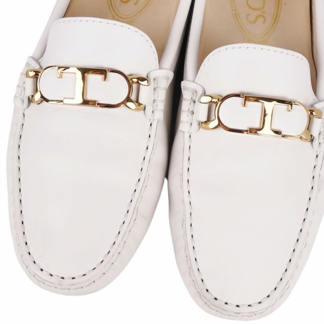 TOD'S(トッズ)のトッズ TOD'S ローファー モカシン ドライビングシューズ ゴールドチェーン金具 カーフレザー 38 1/2(25cm相当) ホワイト レディースの靴/シューズ(ローファー/革靴)の商品写真