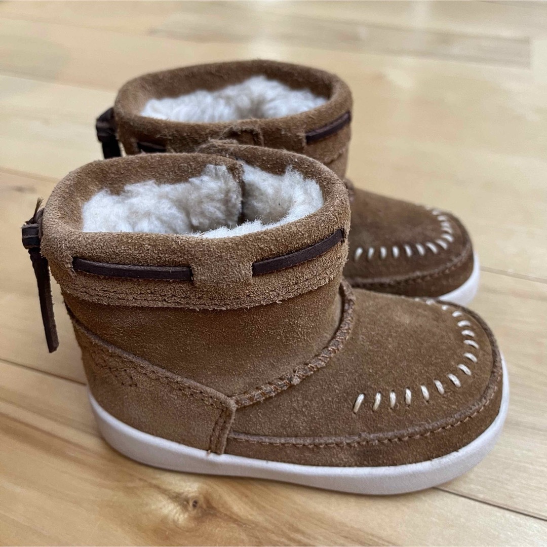 UGG(アグ)のUGG  アグ　ベビーシューズ　ベビーブーツ　ムートンブーツ　12.5㎝ キッズ/ベビー/マタニティのベビー靴/シューズ(~14cm)(ブーツ)の商品写真