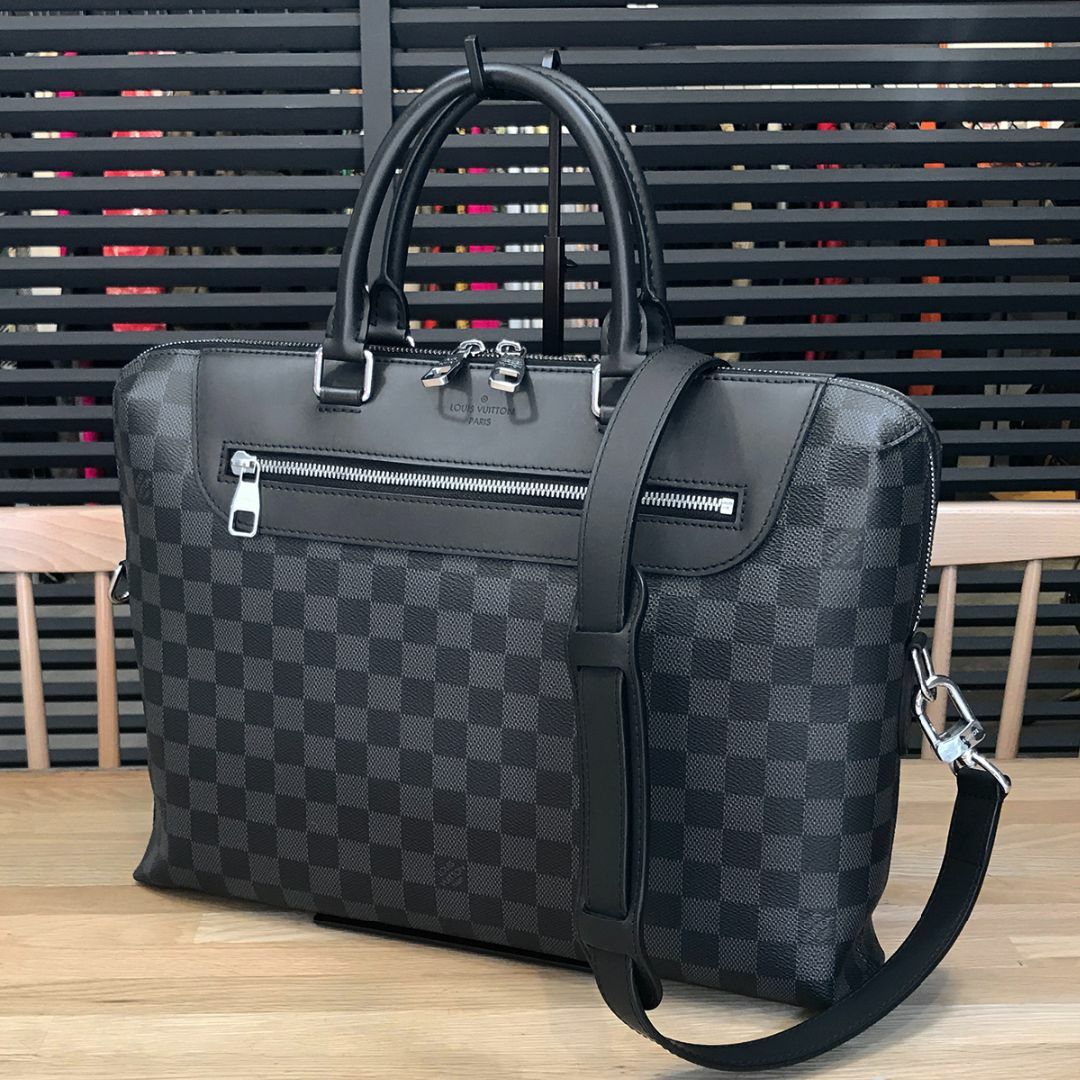 LOUIS VUITTON(ルイヴィトン)の超美品 ルイヴィトン 現行 ダミエグラフィット ポルトドキュマンジュール PDJ メンズのバッグ(ビジネスバッグ)の商品写真