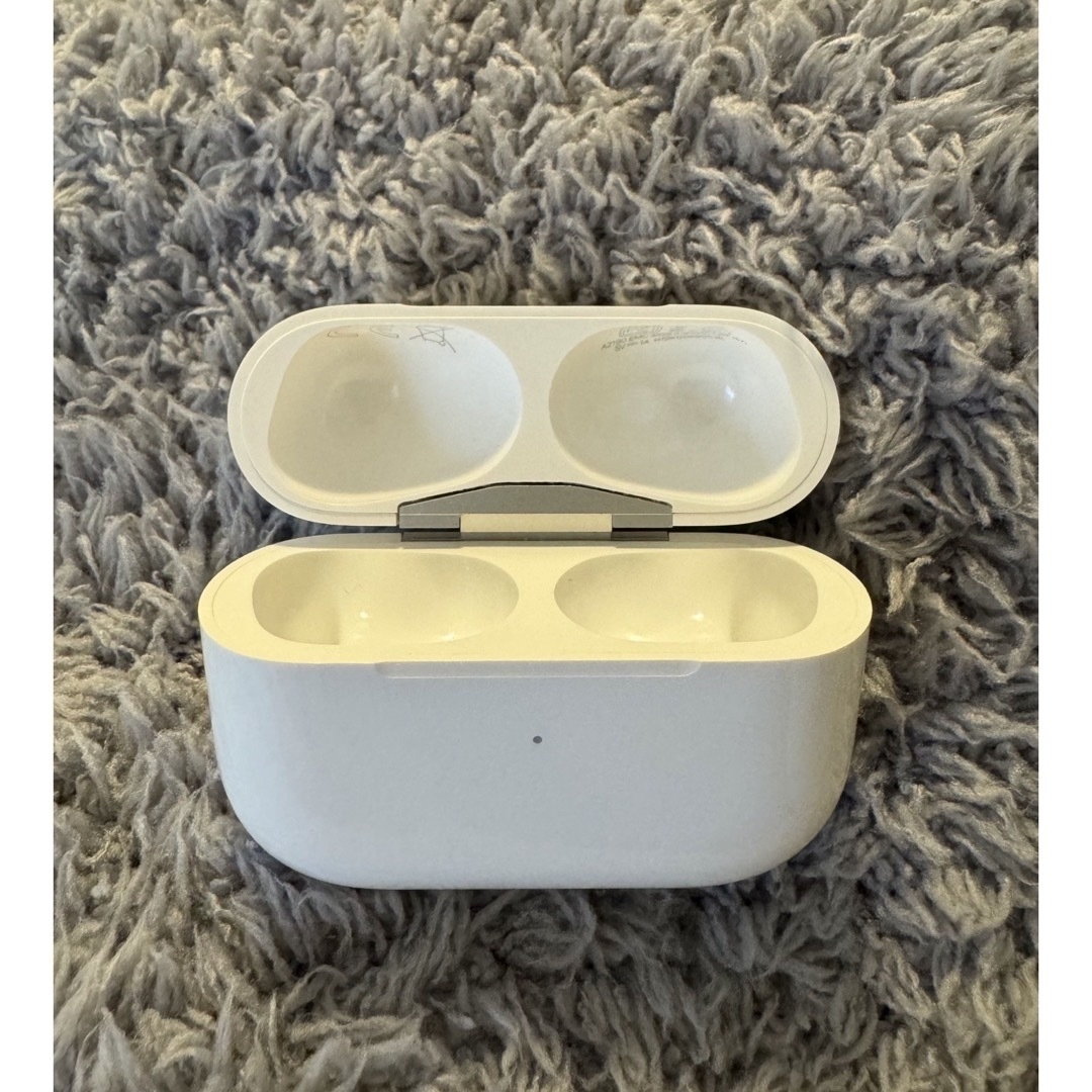 Apple(アップル)のAirpods pro 第一世代 スマホ/家電/カメラのオーディオ機器(ヘッドフォン/イヤフォン)の商品写真