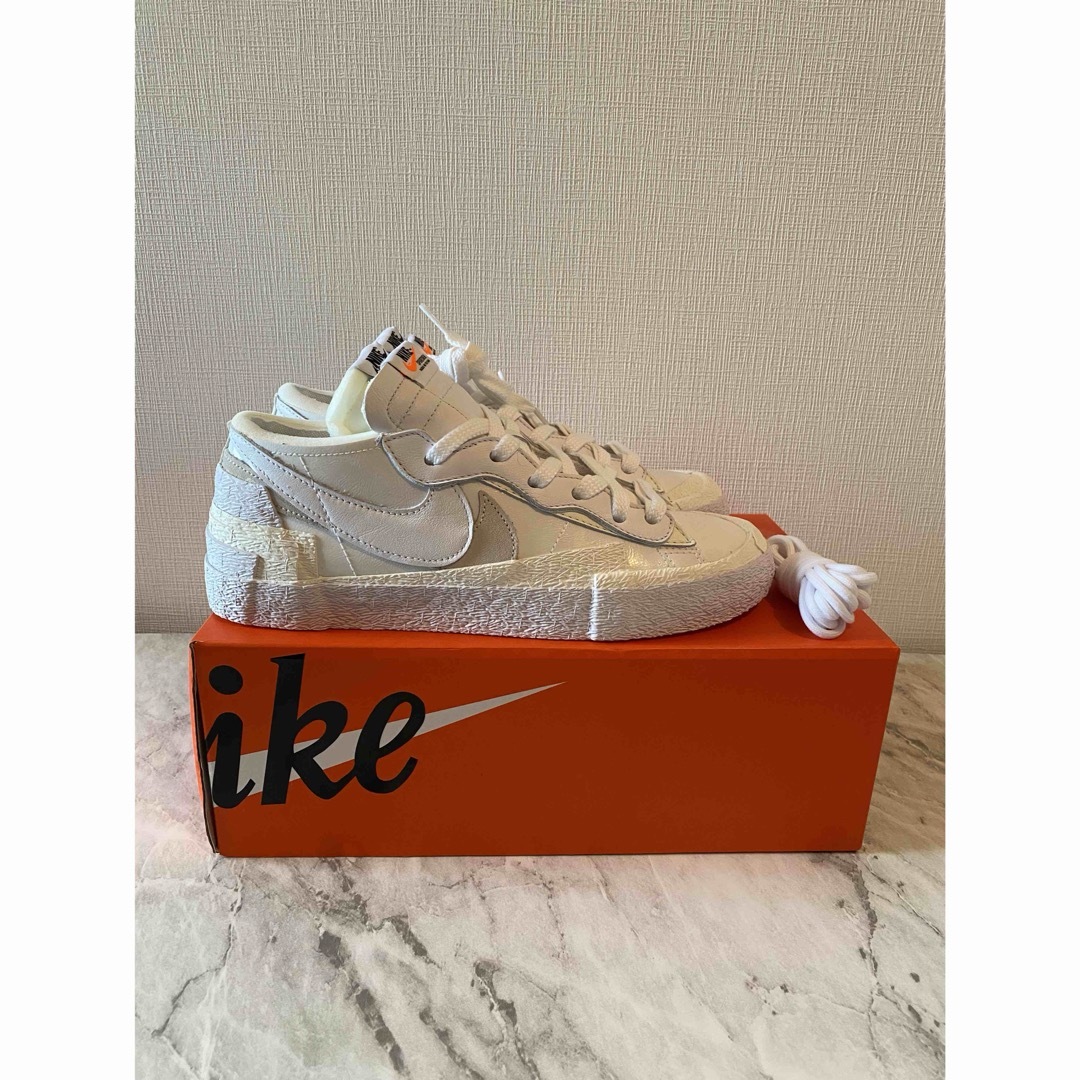 NIKE(ナイキ)のsacai×NIKE Blazer Low WhitePatentLeather メンズの靴/シューズ(スニーカー)の商品写真