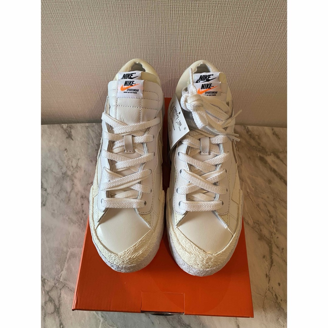 NIKE(ナイキ)のsacai×NIKE Blazer Low WhitePatentLeather メンズの靴/シューズ(スニーカー)の商品写真