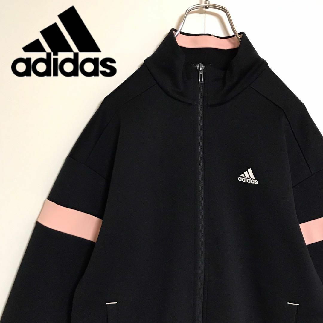 adidas(アディダス)の【くすみカラー】アディダス　プリントロゴ入りジャージ　ブラック　H686 レディースのトップス(Tシャツ(半袖/袖なし))の商品写真