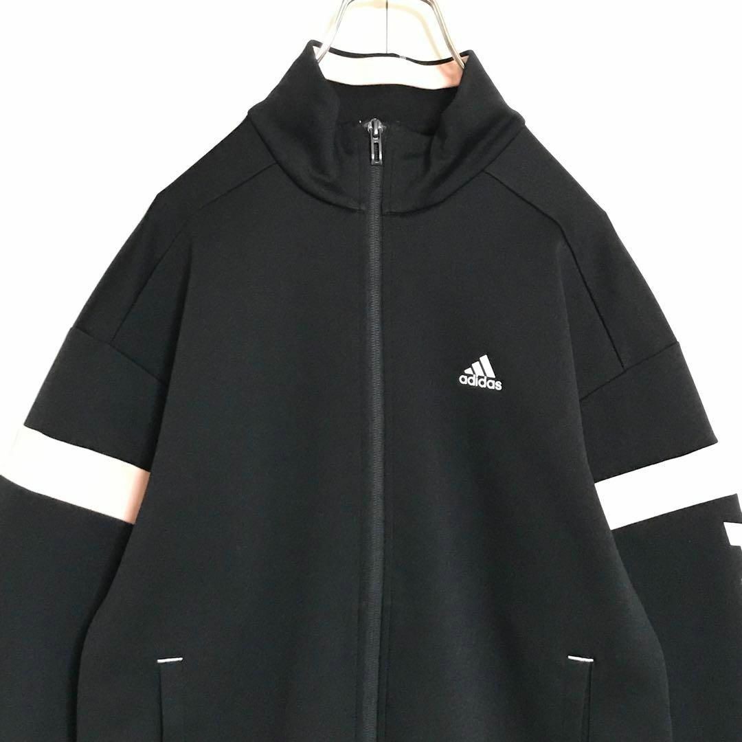 adidas(アディダス)の【くすみカラー】アディダス　プリントロゴ入りジャージ　ブラック　H686 レディースのトップス(Tシャツ(半袖/袖なし))の商品写真